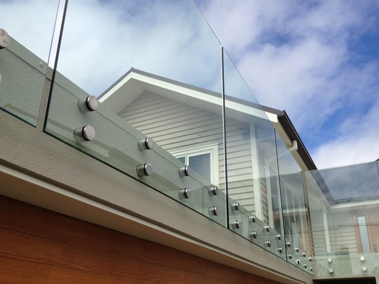 Balcony glass railing with 8 spigots
